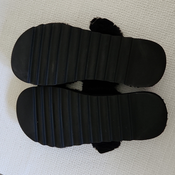 Koolaburra by UGG plush sandals - Picture 9 of 10